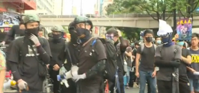 彌敦道示威者配戴頭盔及防毒面具等裝備。有綫新聞截圖