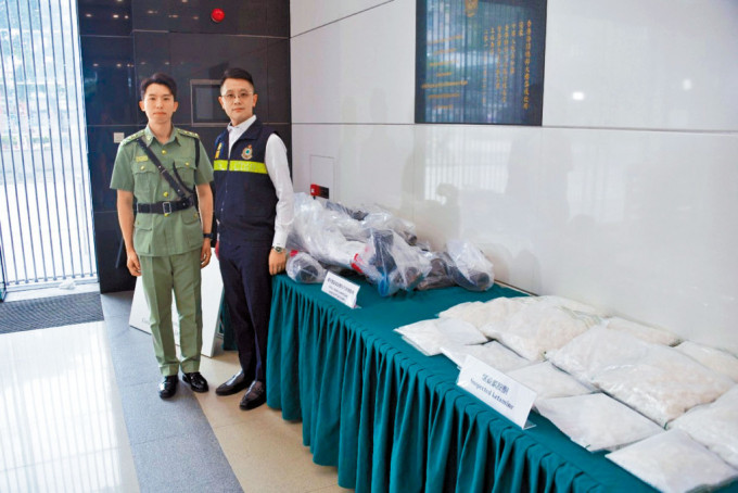 海關機場科空運貨物第一組署理高級督察陳灼雄（左）及海關毒品調查科高級調查主任張廣達講述案情。