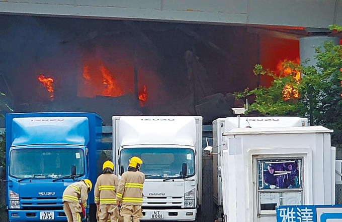 荃灣渠務署及外判商地盤發生三級大火，消防趕至撲火。