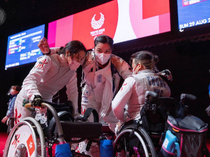 香港女子輪椅劍擊隊在東京殘奧花劍團體賽得第四名。香港殘疾人奧委會暨傷殘人士體育協會圖片