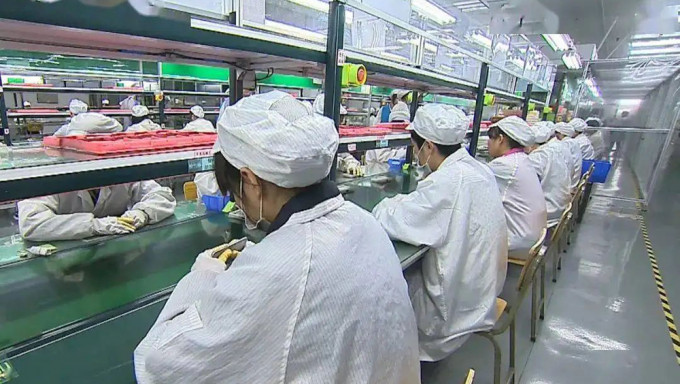 郑州富士康为愿留厂隔离员工发放人民币300元津贴，部分职位将加薪。