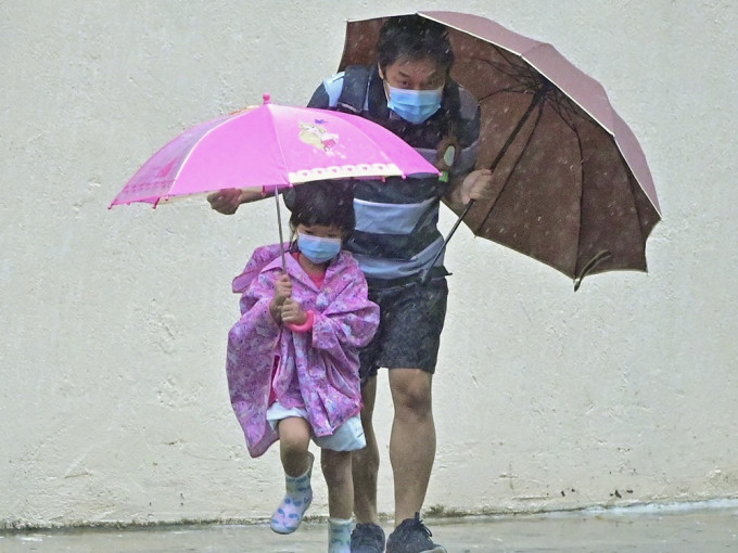 天文台預料未來兩三小時局部地區雨勢頗大。資料圖片