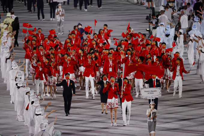 朱婷和趙帥持旗帶領中國奧運代表隊昂首進場。Reuters