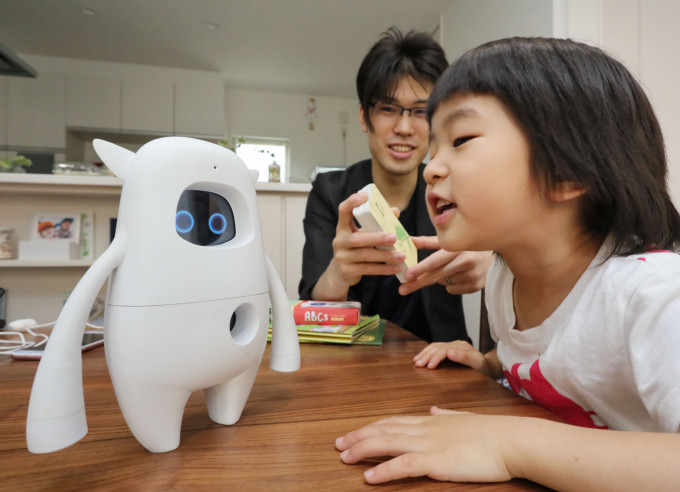 日本教育部明年起将引入会说英文的人工智能机械人，以提升学生和老师的英文水平。网图