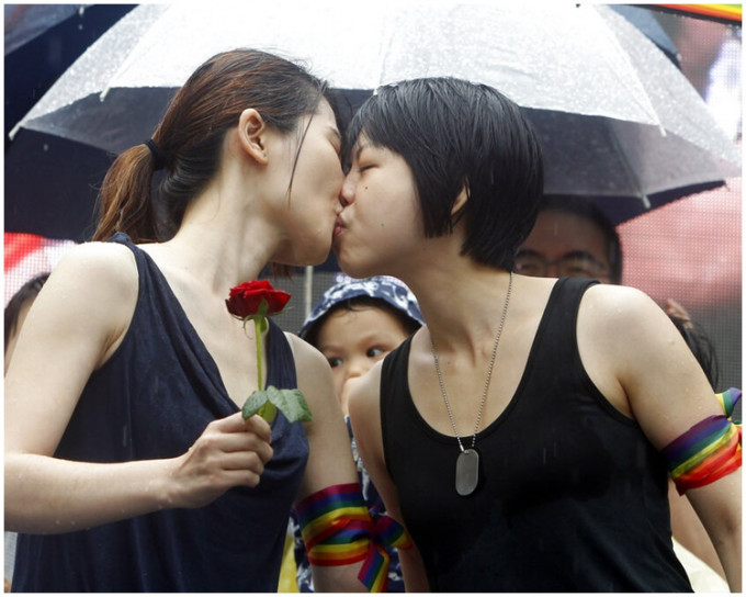 台灣民眾上街見證法案通過。AP