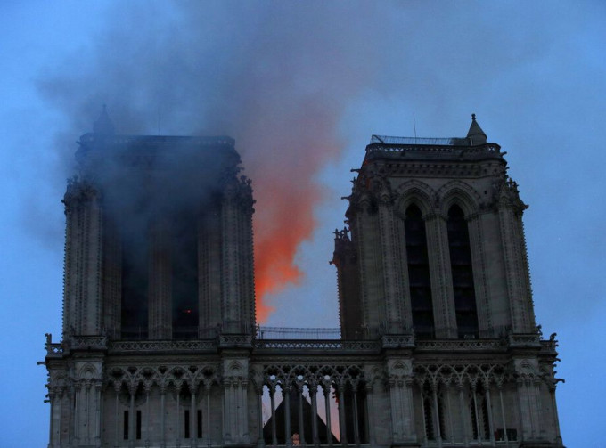  巴黎聖母院發生大火震驚全球，各國領袖深表關注。AP
