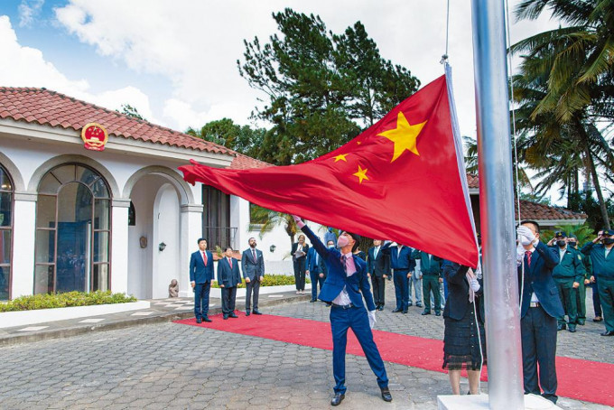 ■升国旗，中国驻尼加拉瓜大使馆举行复馆仪式。