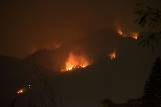 火炭黃竹洋村對開山頭發生火警，火乘風勢加上天氣乾燥，黃文威攝