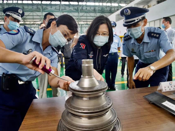 蔡英文到高雄岡山訪問空軍第三後勤指揮部。蔡英文Facebook圖片