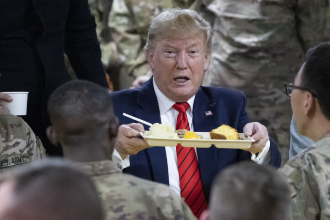 特朗普按感恩节传统，分发火鸡和薯仔予军人享用，全程都与他们有说有笑。AP