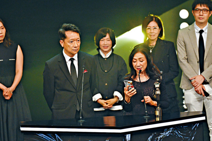 《给十九岁的我》荣获今届金像奖「最佳电影」，联合导演郭伟伦（左）发表感言。