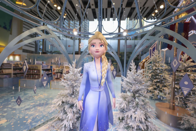爱莎女王塑像会于炫白冰雪水晶庭园现身。（Citywalk荃新天地）