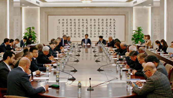 中国政府欧亚事务特别代表李辉举行吹风会。外交部网站
