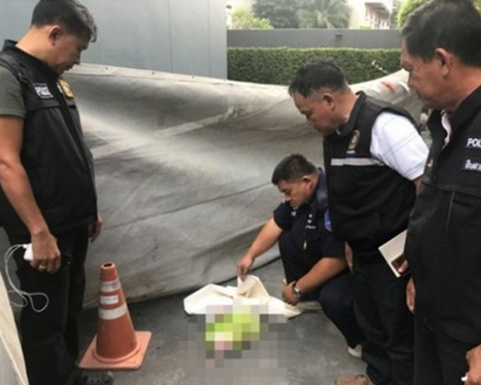 警員趕至證實還連著臍帶的嬰兒已經死亡。