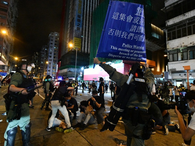 当晚旺角有示威者堵路防暴警到场。资料图片