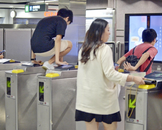 港鐵近日面對乘客跳閘問題。