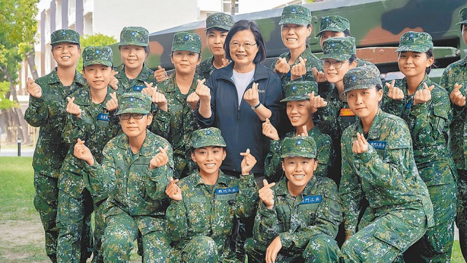 台湾首批女后备军人今起回营受训五天。图为蔡英文2020年与工兵训练中心女官兵们合影留念。