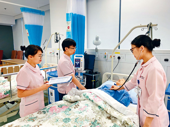 三名明愛專上學院護理學學士首屆畢業生，希望到公立醫院工作。