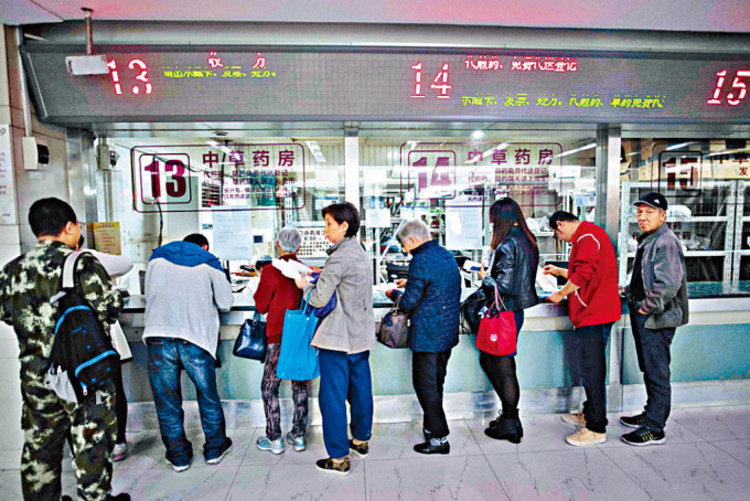 上海某医院民众排队买药。