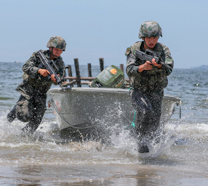 解放軍的搶灘登陸演習。