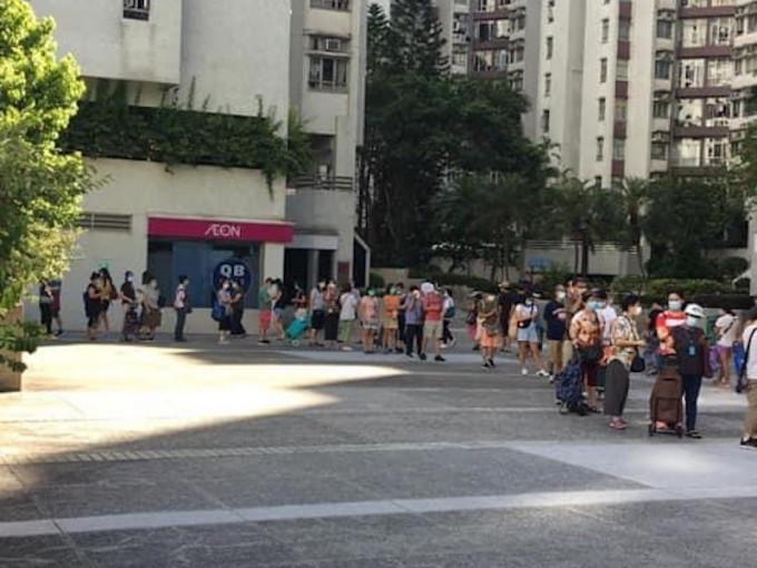 AEON黄埔分店外出现排队人龙。网民Mike Yeung图片