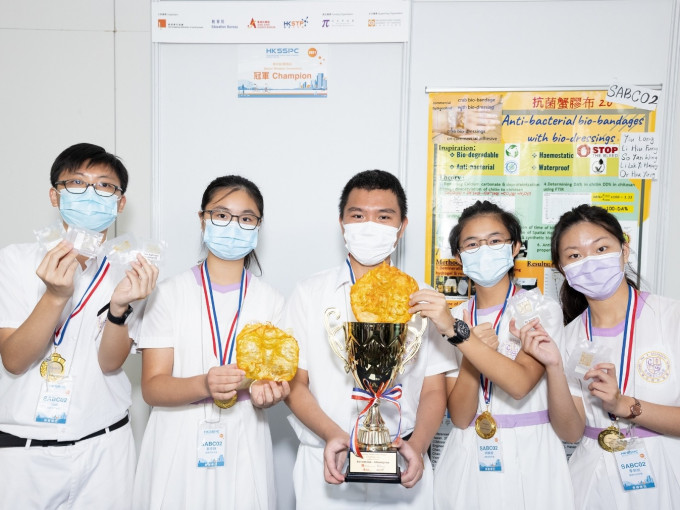 高中组（发明品）冠军作品「抗菌蟹胶布」由迦密柏雨中学团队赢取。