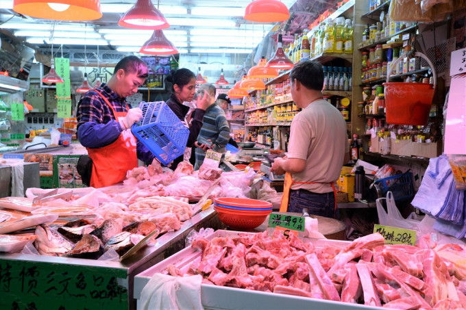 有冻肉商户叹市场冻肉供应减少，来货价升甚至「一日升一成」。