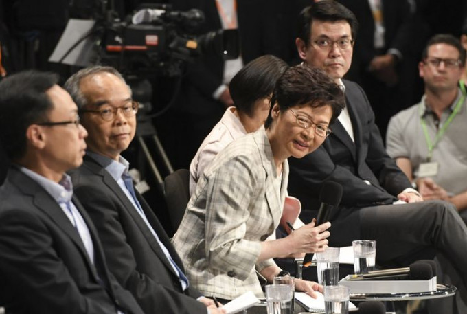 特首林郑月娥率领高官于9月26日举办了首场社区对话。