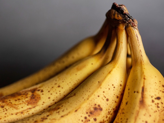 香蕉根部會釋放乙烯，用保險紙保住可以減慢成熟速度。Unsplash圖片