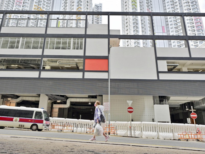 一行人乘坐专车前往火炭骏洋邨的检疫中心进行14天强制检疫。资料图片