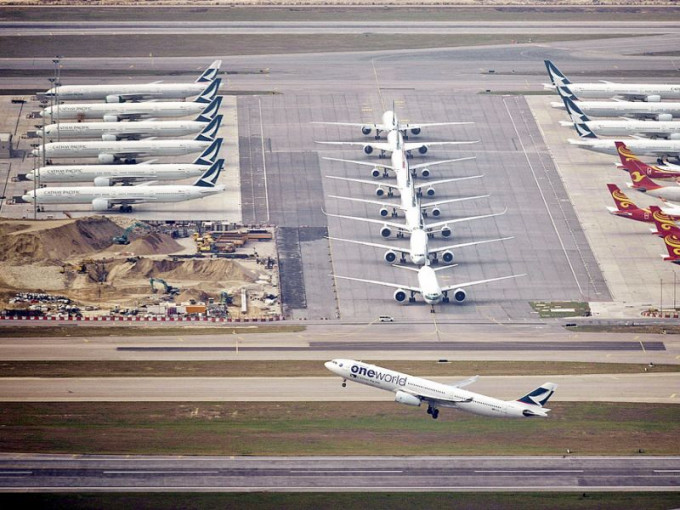 疫情下机场出现多架飞机停泊的情景。 资料图片