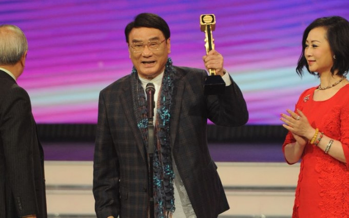譚炳文於《萬千星輝頒獎典禮2014》榮獲「萬千光輝演藝人大獎」。
