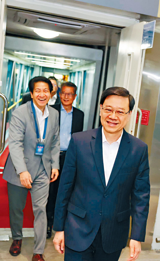 李家超昨日抵达北京，准备出席今日举行的第三届「一带一路」国际合作高峰论坛。