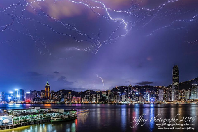 「维港夜空旱天雷」获选世界气象组织（WMO）震撼摄影比赛最佳照片之一。潘志良作品