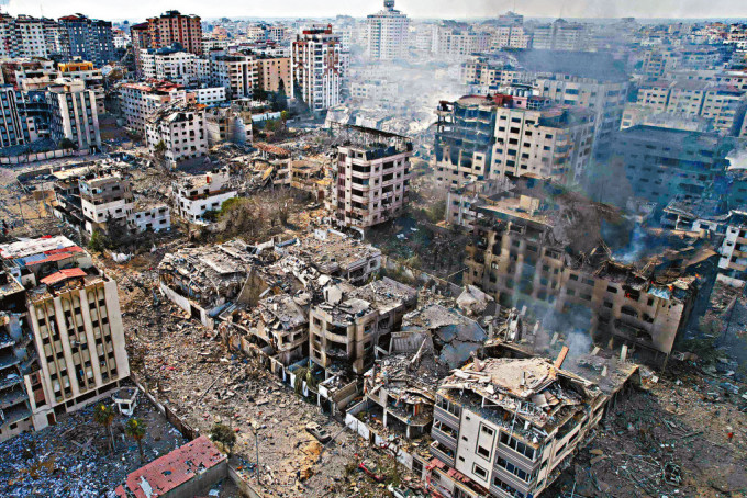 以军大举空袭加沙城后，周二拍摄的照片可见城内大量建筑物被毁。