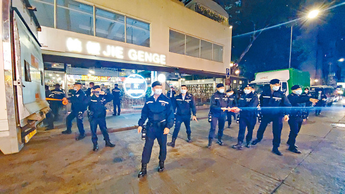 大批警員當日封鎖食肆，並派人入內搜查。