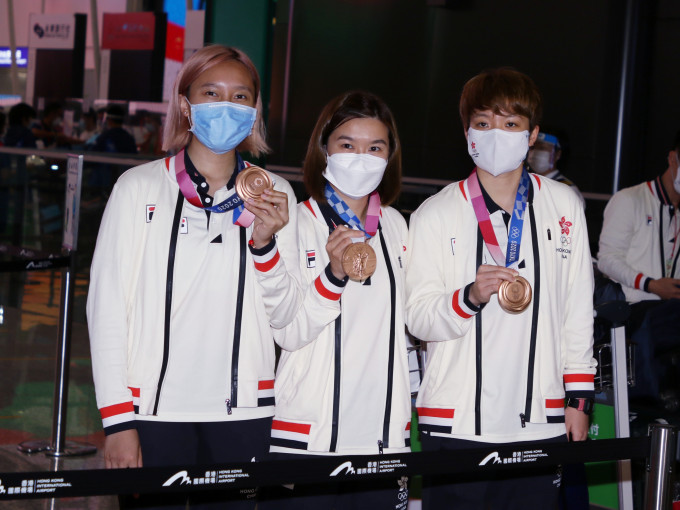 (左起)苏慧音、李皓晴及杜凯琹昨带著奥运铜牌凯旋。王嘉豪摄