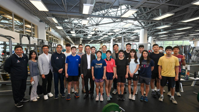楊潤雄（前排左六）和體育專員黃德森（前排左三）到訪香港體育學院。政府新聞處
