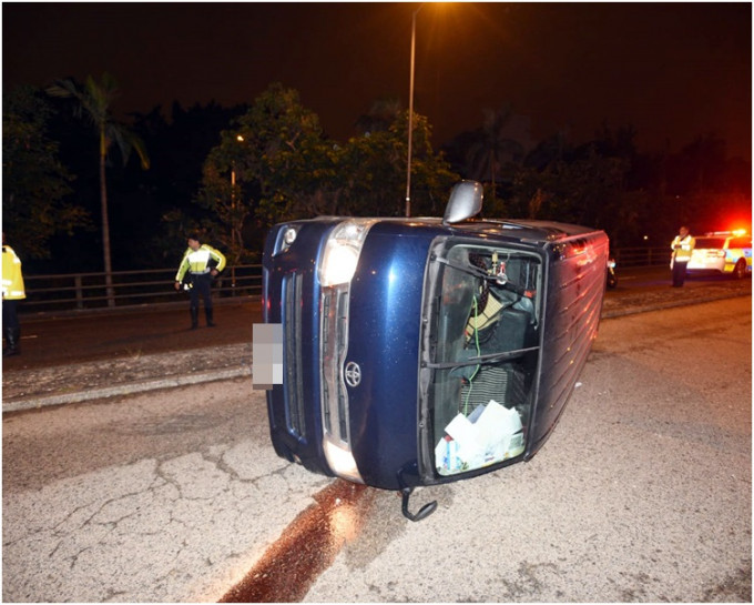 客貨車失事翻側，橫亘路中。