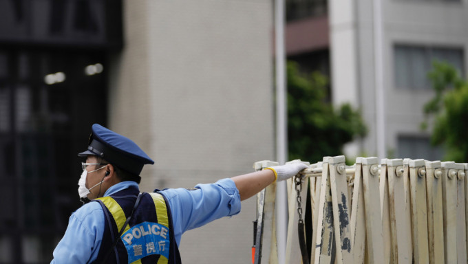 东京警视厅的警员。 美联社