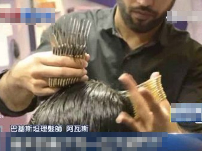 巴基斯坦一名髮型師可以同時用左右手拿27把剪刀幫客人剪髮。