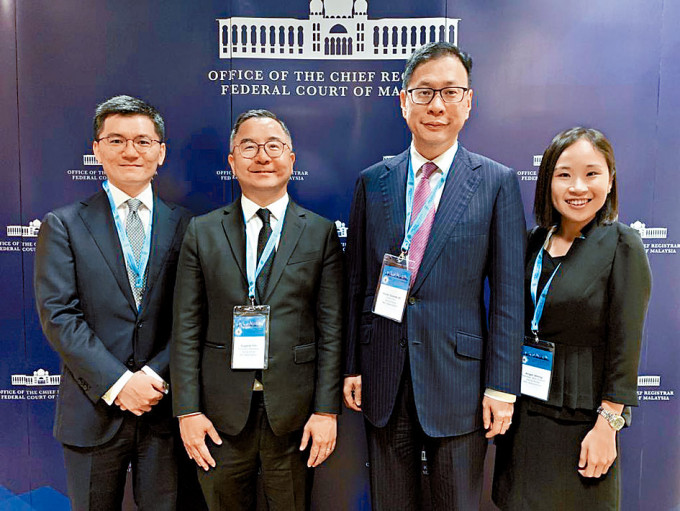 香港大律師公會主席杜淦堃（右二）率團出席高峰論壇。