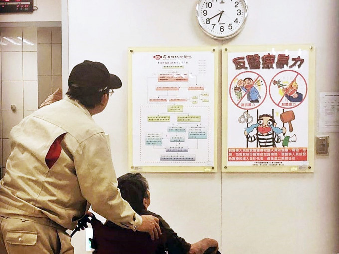 儿子推着坐在轮椅上的失智妈妈到医院求诊。网图