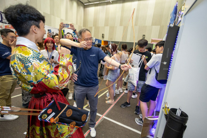 都大校长林群声参与迎新活动，跟新生打成一片。