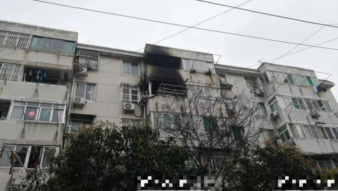 住宅外墙被烧至熏黑。　微博图片