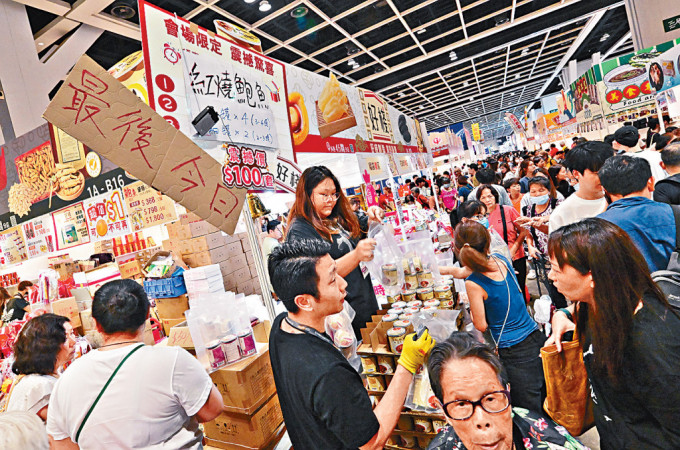 有展商把握最後時機，推出促銷優惠，盡力「清貨」。