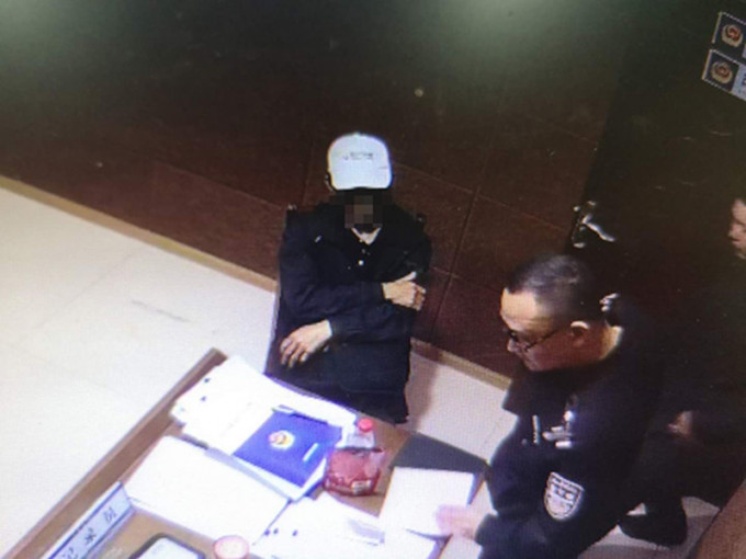 内地一名男子为坐高铁逃票，用假证坐车被警方查获，被处以行政拘留5日的处罚。 网上图片