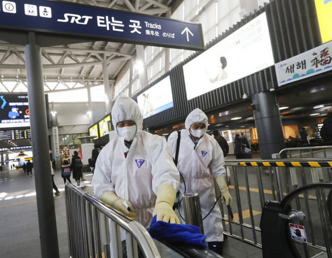韓國在公共領域加強消毒防疫措施。AP
