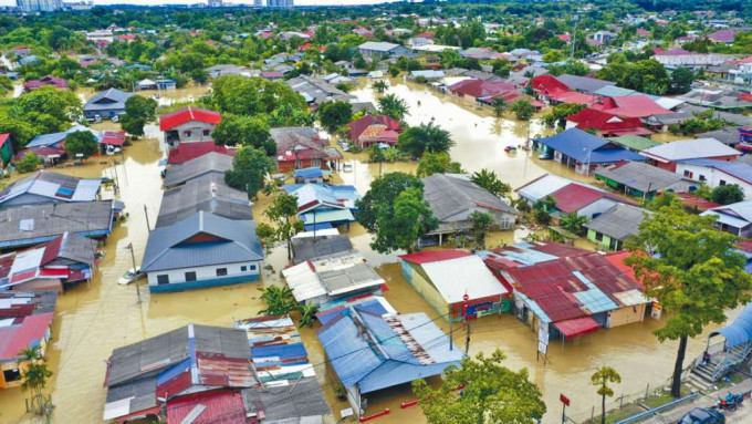 ■吉隆坡附近蒲種鎮的一條鄉村被洪水淹浸。