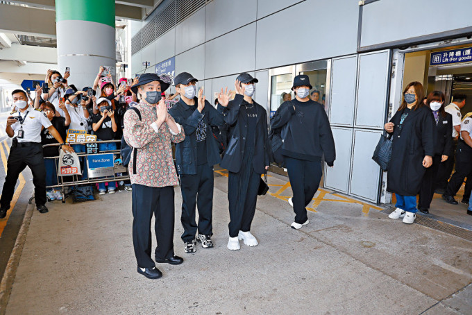 MIRROR四子（左起）Jer、Edan、Anson Lo、姜濤步出機場，駐足向粉絲、傳媒揮手。